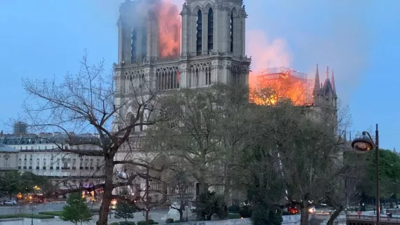 EDITIONS SPÉCIALES NOTRE-DAME DE PARIS EN DIRECT DÈS 10H50 EDITIONS SPÉCIALES NOTRE-DAME DE PARIS EN DIRECT DÈS 10H50