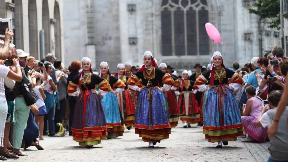 Défilé et danses dans Quimper Défilé et danses dans Quimper