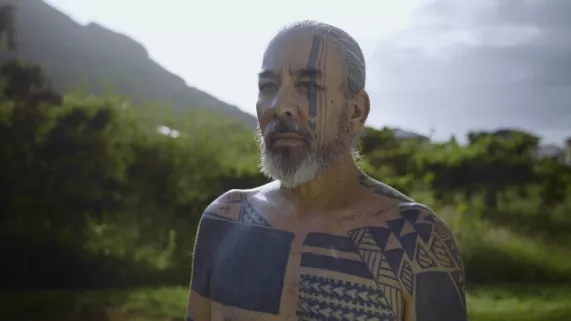 AUX RACINES D’HAWAII NANA I KE UMU