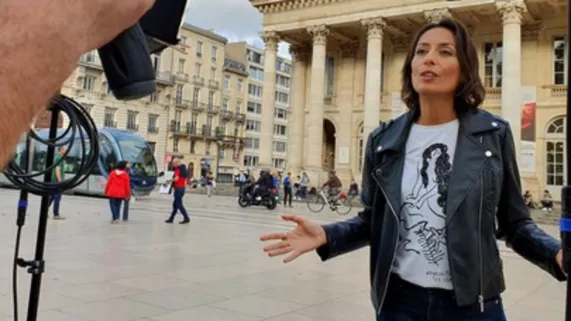 Leïla Kaddour devant l’Opéra National de Bordeaux