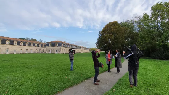 Leïla Kaddour et Isabelle Autissier devant la corderie royale 