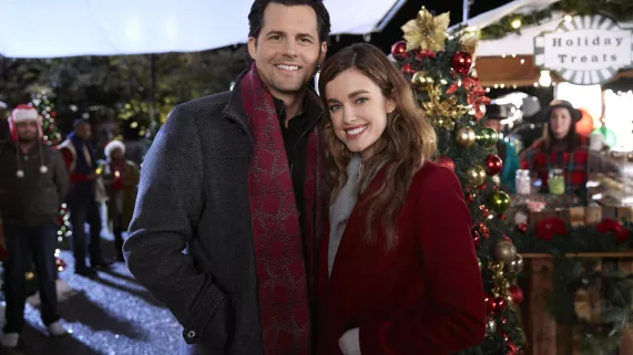 ©2018 Crown Media United States LLC/Photographer: Ryan Plummer Small Town Christmas Final Photo Assets UN NOEL A SPRINGDALE