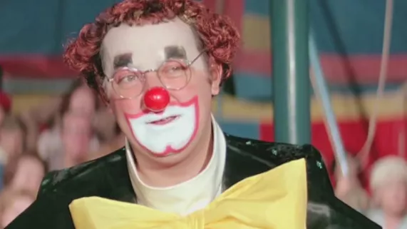 COLUCHE, LE BOUFFON DEVENU ROI