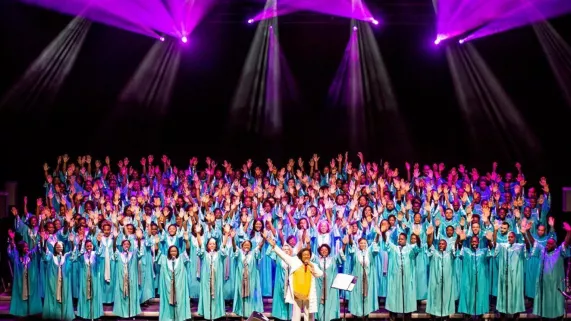 TOTAL PRAISE MASS CHOIR AU GRAND REX