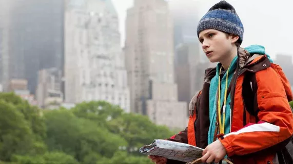 EXTRÊMEMENT FORT ET INCROYABLEMENT PRES