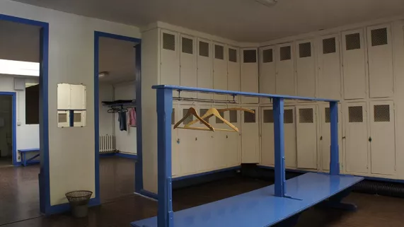 Vestiaire du tennis club : ©G.Garitan  Dimanche en politique Bourgogne