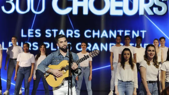 300 CHOEURS CHANTENT LEURS TUBES