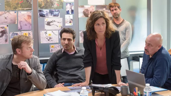 MEURTRES À AIX-EN-PROVENCE MEURTRES À AIX-EN-PROVENCE