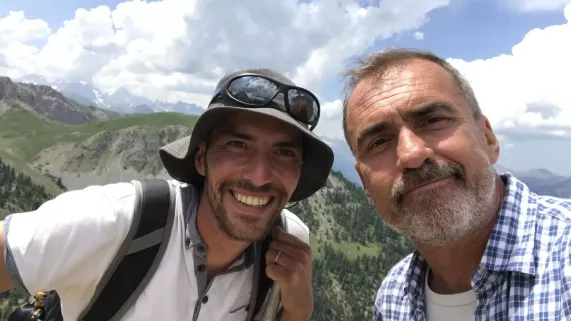 Julien, berger dans les Hautes-Alpes et Laurent Guillaume©Chroniques d'en Haut / FTV Julien, berger dans les Hautes-Alpes et Laurent Guillaume
