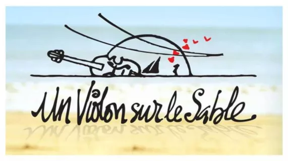 Un violon sur le sable