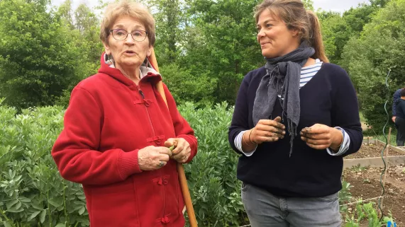 Julie avec Aurélie Donzeau – Membre du jardin Partagé du Lac de Maine Julie avec Aurélie Donzeau – Membre du jardin Partagé du Lac de Maine