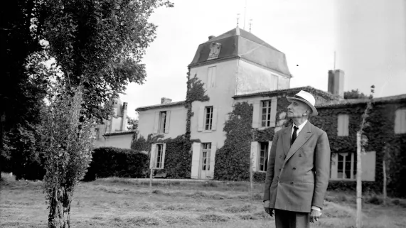 François Mauriac posant devant Malagar