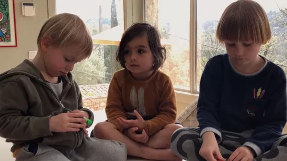 Enfants - 5 regards - Tikkoun Enfants - 5 regards - Tikkoun