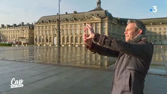 Eric Perrin sur le miroir d'eau à Bordeaux