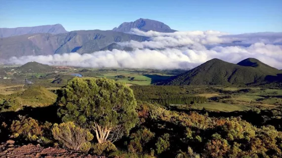 DES VOLCANS ET DES HOMMES-PITON DE LA FOURNAISE RÉUNION