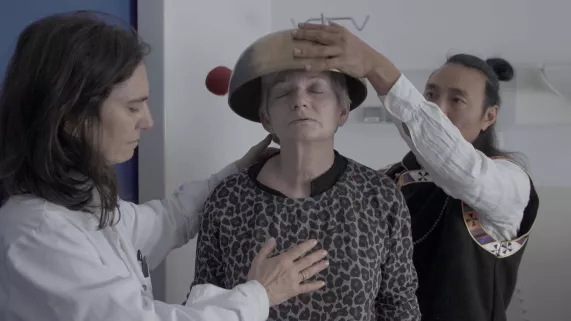 le shaman et la médecin - crédit Nola Films Ladybirds Films le shaman et la médecin - crédit Nola Films Ladybirds Films