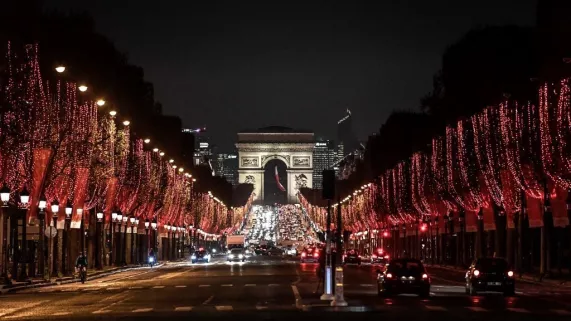 Les Champs-Elysées : STEPHANE DE SAKUTIN / AFP