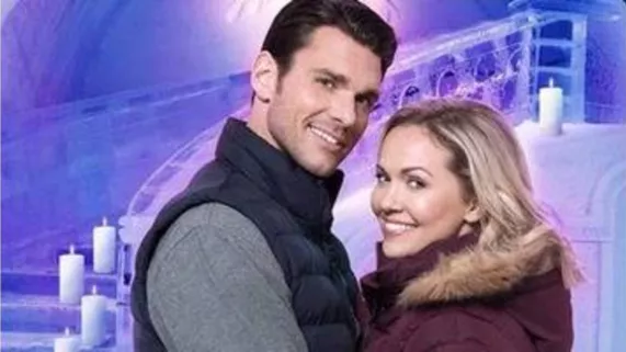 Coup de foudre au château de glace Un hôtel entièrement sculpté dans la glace accueille un mariage de rêve. A cette occasion, une jeune femme rencontre un veuf et sa fille. L'entente est immédiate.