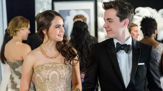 COUP DE FOUDRE  AVEC UNE STAR En perte de popularité, une star de Hollywood se rend dans l'Illinois, pour tenter de redorer son blason. Elle y fait la connaissance d'un charmant jeune homme.