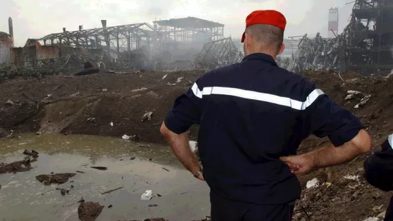 Un pompier au-dessus du cratère de l'usine AZF, le 22 septembre 2001. • © Bruno Souillard/La Provence/MaxPPP Un pompier au-dessus du cratère de l'usine AZF, le 22 septembre 2001. • © Bruno Souillard/La Provence/MaxPPP