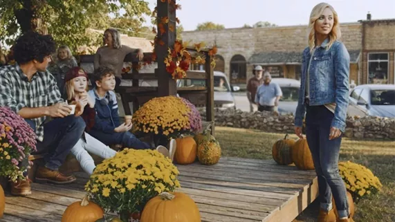 Un automne à Mountain View Après le décès soudain de sa cousine et amie, une jeune femme doit retourner s'installer dans sa ville natale pour s'occuper des deux enfants de la défunte.