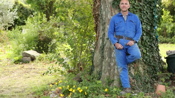 Nicolas est l'un des protagonistes du film "Hêtre ou ne pas être ?"  Homme adossé à un arbre