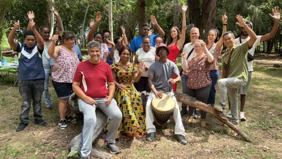 Pendant deux mois, l’émission Allon Kozé a pris vie comme une parenthèse hors du temps, une aventure humaine intense portée par l’énergie lumineuse de Léa Euphrosine. À ses côtés, une trentaine de personnes vivant avec un handicap et accompagnées au quotidien par l’ALEFPA, ont relevé un défi aussi audacieux qu’émouvant : réaliser douze interviews, douze rencontres, douze instants de vérité.