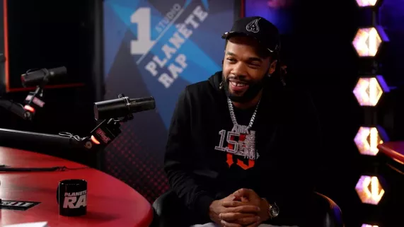Planète Rap Portée par Fred Musa sur Skyrock, Planète Rap  est l'émission rap de référence en France. Découvrez une adaptation télé de ce format radio qui réunit des centaines de milliers d'auditeurs ! Planète rap reçoit le rappeur AMK pour cette nouvelle émission. Originaire de la région parisienne, cet artiste complet, à la fois auteur-compositeur et interprète connaît un réel succès depuis la sortie de son premier projet « 15 » et de sa participation à l’émission Nouvelle Ecole sur Netflix.