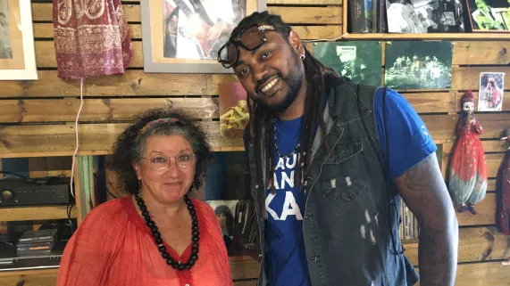 CLAUDIO DANS LA KAZ SPÉCIALE SEMAINE CRÉOLE In ti mot su la Semaine Créole sur Réunion 1ère   Cette semaine, Claudio a rencontré bann Sobatker, bann Zarboutans la langue créole.  Il nous a concocté un voyage à travers un mayage nout’ kozé, nout’ l’écrit, de Saint-Denis à Matouta en passant par Grand Bois.