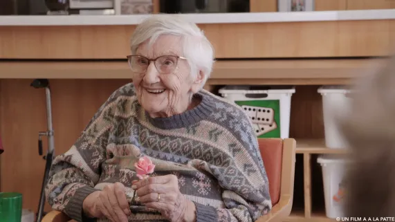 Accueil du grand âge - la méthode Montessori - une femme âgée arbore un magnifique sourire
