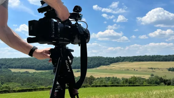 Journaliste reporter d'images qui filme la nature