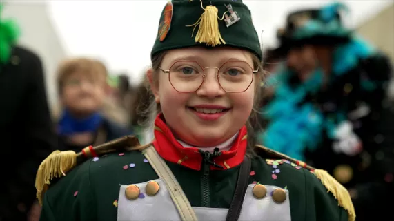 Emma fait son premier carnaval de Dunkerque dans la clique