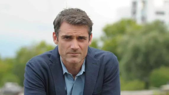 CESAR WAGNER  EX DREYFUSS César Wagner, notre flic au grand cœur, célibataire endurci et hypocondriaque compulsif, est de retour pour deux nouvelles enquêtes inédites !