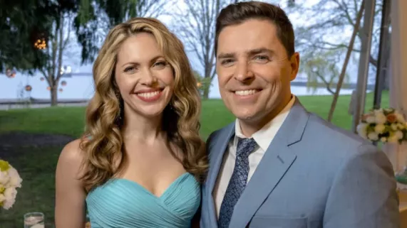 Coach en mariage et... célibataire ! Molly, coach pour futures mariées et célibataire depuis deux ans, rencontre Nick, un photographe, lors d'un mariage. Elle est convaincue d'avoir rencontré l'homme qu'il lui faut, jusqu'à ce qu'elle apprenne qu'il est le fiancé d'une de ses clientes.