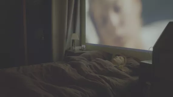 une femme dans son lit