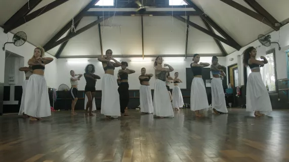 DANSER ENCORE 4 chorégraphes, 4 parcours, 4 identités et 4 créations différentes.  Ou comment 4 artistes réunionnais œuvrent pour transmettre leur vision du monde par la danse.