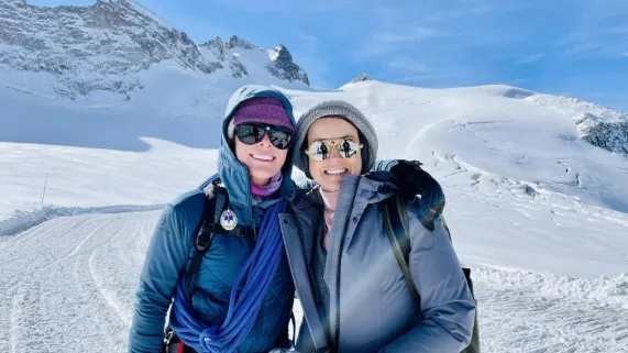 ECHAPPEES BELLES : Massif de l'Oisans, joyau des Alpes L'Oisans et ses 6 vallées est un véritable écrin au coeur des Alpes. Les irréductibles montagnards s’acclimatent à la vie plus douce de l’automne tout en se préparant à l’arrivée de l’hiver.