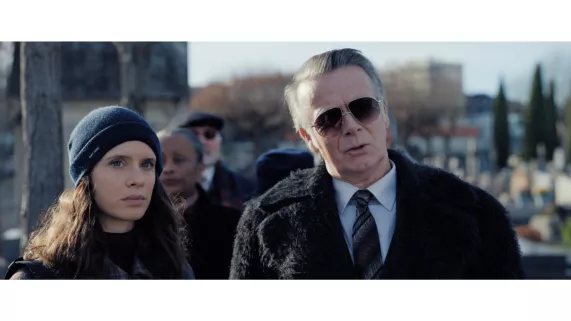 The Expert, the Rookie and the Mole