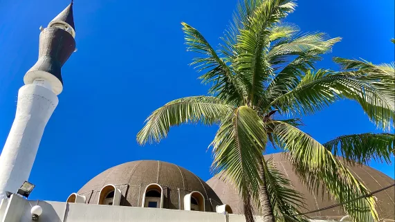 La grande prière de la fin du Ramadan sera célébrée de la Grande Mosquée de Saint-Pierre,  mardi 3 mai  de 7H00 à 8H00 en direct sur Réunion la 1ère .