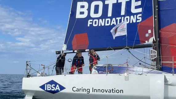 Julie à bord d'un bateau 