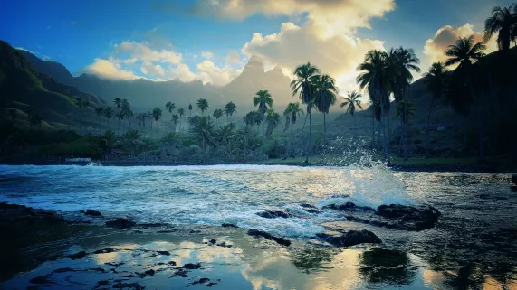Motu Haka,  le combat des îles Marquises - Ile de Ua Pou ©Raynald Mérienne  Motu Haka,  le combat des îles Marquises - Ile de Ua Pou ©Raynald Mérienne