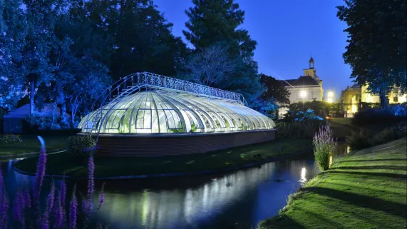 Jardin Public_La serre de l’île aux palmiers de nuit