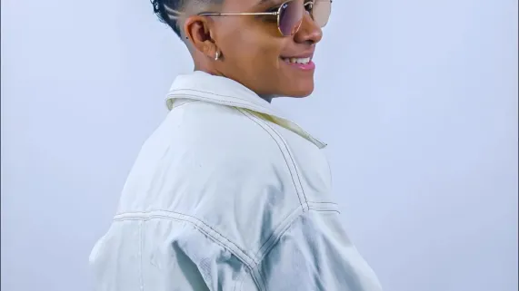 LÉA CHURROS | 🇷🇪 La Réunion • Frenchurban Pop 👉 Scène FILAOS – 20h00 | EN DIRECT (Télé & Radio) À seulement 21 ans, la dionysienne Léa Churros est devenue un véritable phénomène musical à La Réunion, connaissant un succès fulgurant. Inspirée par la pop urbaine et des artistes comme Tayc, elle débute en cassant les codes sur internet avant de sortir son premier single "Bébé" (en collaboration avec Varian Ben), qui totalise plus de 2 millions de vues.