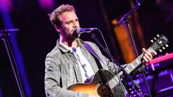 Cyril Mokaiesh aux Estivales 2021 © Jean-René Santini / Bestimage