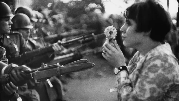 La jeune fille à la fleur, manifestation contre la guerre du Vietnam, Washington D.C., EtatsUnis, 1967 © Marc Riboud  Fonds Marc Riboud au MNAAG.jpg