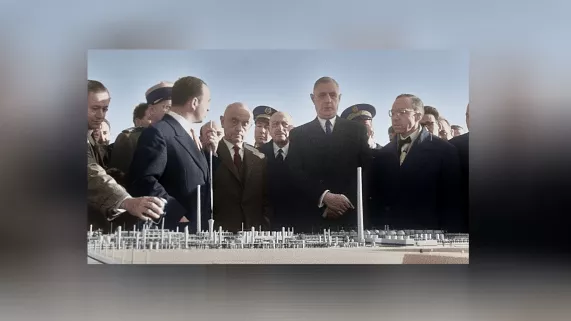 DE GAULLE BATISSEUR_De Gaulle à Lacq 1959 ©Gaumont Pathé Archives_colorisee.jpg