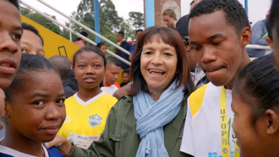 Le mercredi 3 juin en prime time, la case documentaire Archipels sur Réunion la 1ère vous propose une immersion poignante de 52 minutes au cœur de l'engagement humanitaire. Réalisé par Estelle Jomaron-Galabert (Bis répétita), « Madame Nataly » dresse le portrait sensible, inspirant et sans fard d’une femme qui a choisi de faire de la résilience son combat quotidien entre La Réunion et Madagascar.