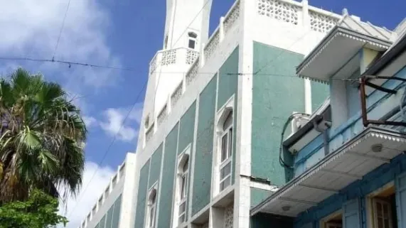 120 ans de lumière au cœur de la cité.  Elle a traversé les siècles, survécu aux incendies et grandi au rythme des Réunionnais. À l'occasion de son 120ème anniversaire, Archipels vous ouvre les portes de la Grande Mosquée Noor-e-Islam. Entre archives rares et témoignages poignants, immersion dans un sanctuaire de paix devenu le symbole d'un dialogue interculturel unique au monde.