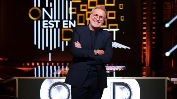 ON EST EN DIRECT DU 19 FEVRIER 2002 SUR REUNIN LA 1ERE Laurent Ruquier reçoit : Stéphane De Groodt, Valérie Bonneton, Niels Schneider, Ana Girardot, Éric Dupond-Moretti, Simon Porte Jacquemus, ainsi que Philippe et Martine Delerm, ou encore Tibz.