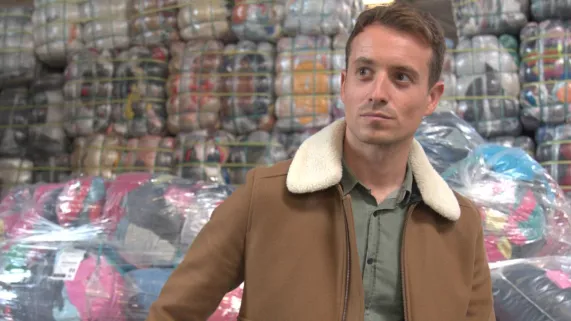 SUR LE FRONT : OU FINISSENT NOS VETEMENT Les grands magasins nous proposent désormais de rapporter nos vêtements usagés en échange de coupons de réductions. Que se cache-t-il derrière cette pratique ? Sur le Front a remonté la filière des vêtements de seconde main. Quant aux habits déposés dans les bennes de collecte, il sont rarement proposés à des familles en difficulté, ils alimentent en réalité un business mondialisé.